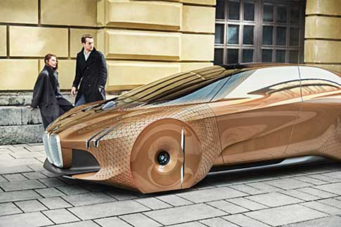 Bmw - Coupé sportiva e berlina dalla linea dinamica ed elegante, la Bmw Vision Next 100 offre le dimensioni di un’ammiraglia di lusso con la lunghezza di 4,90 metri e l’altezza di 1,37 metri